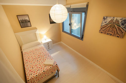 Dormitorio con cama individual