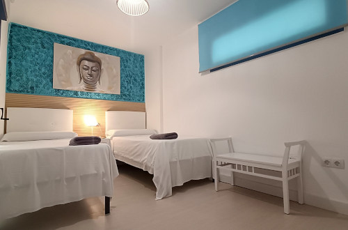 Dormitorio con 2 camas individuales grande