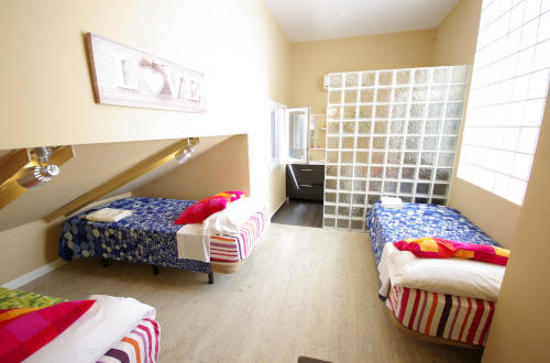 Dormitorio con camas individuales